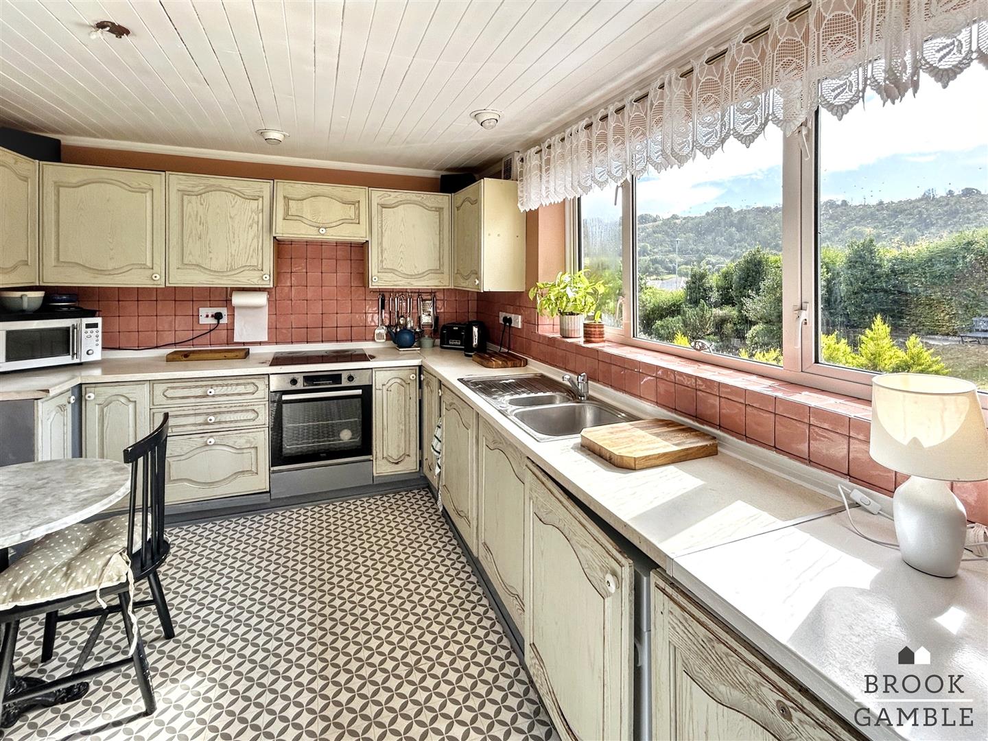 4 Bedroom Chalet - Detached. Pashley Road in Eastbourne,  25